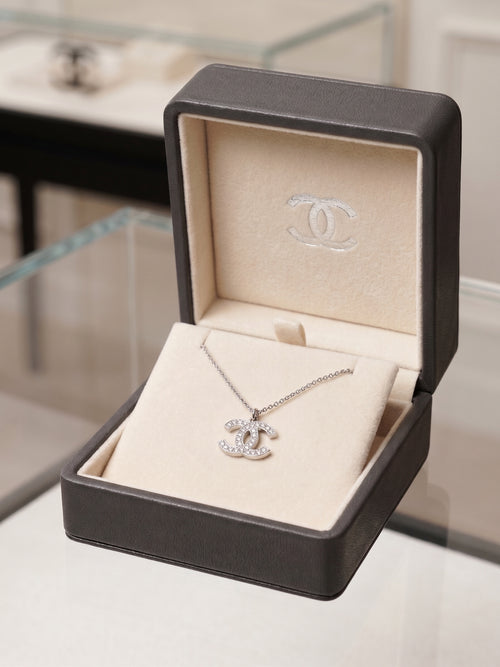 Collier C Pendentif "Cristal Couture" & Son Écrin
